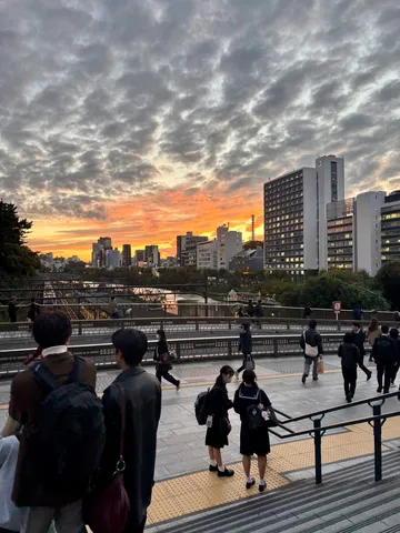茜空に溶ける都市の夕景