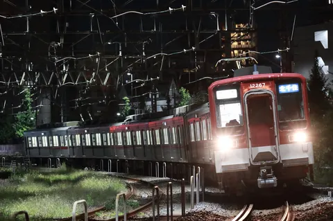 夜の線路を抜ける赤い列車