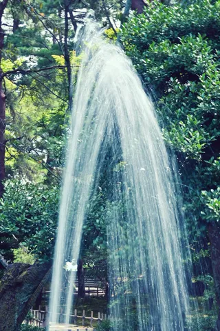 滝のように流れる水