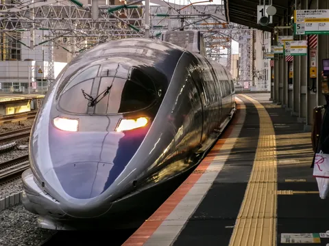 光のヴェールを纏う新幹線