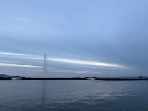 水面に映る夜明け、旅立ちの瞬間