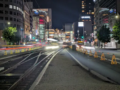 夜の街を彩る光のダンス