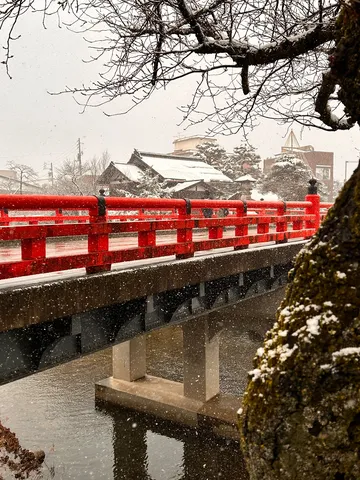 雪景色に映える朱の橋