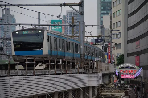 都会の空を駆け抜ける青い列車