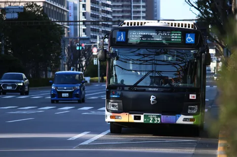 街を走る黒いバスの光景