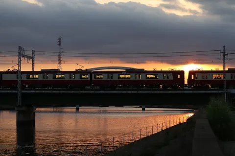 夕暮れ、鉄路に響く静寂