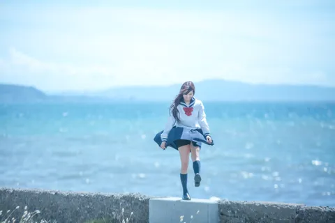 潮風と制服の静かな瞬間