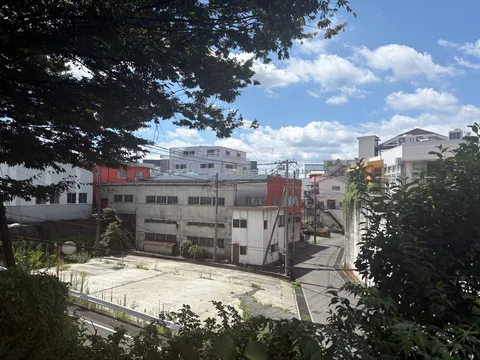 夏の終わりの、静かな街角