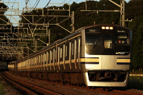 黄昏時の線路に響く、電車の汽笛