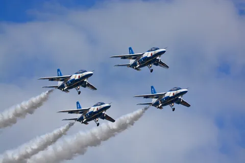 青空を舞う編隊飛行