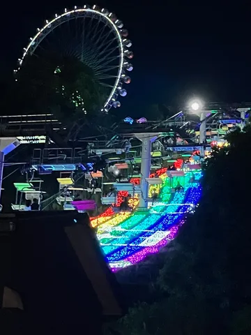 光の階段を駆け上がる夜の遊園地