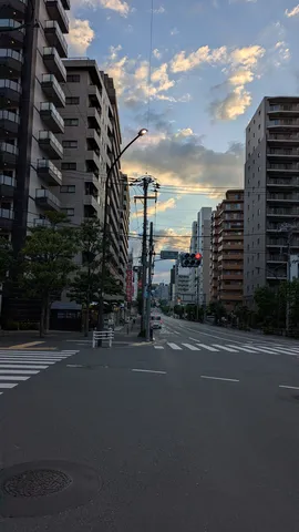 夕暮れ時の都会の交差点