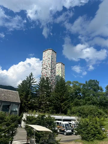 青空にそびえるカラフルなビル