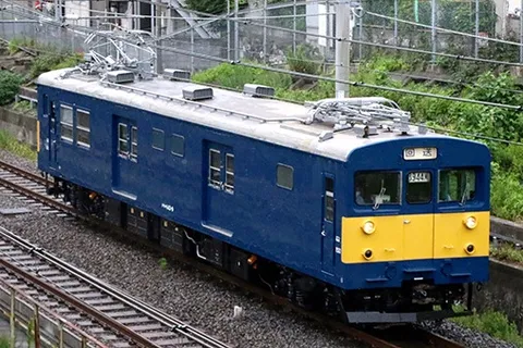 青と黄色の、屋根飾り電車