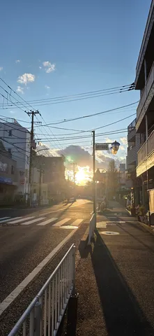 黄金に染まる街角の光