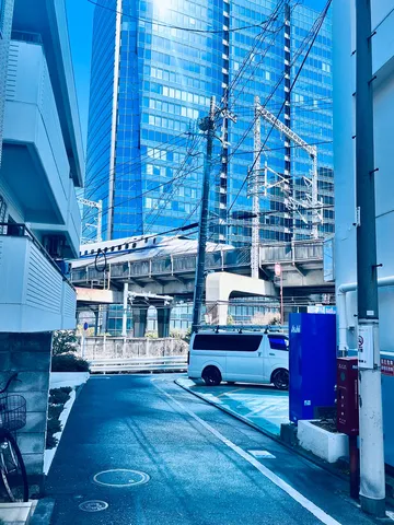 青い街並み、電線が主役？