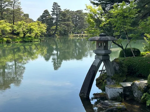 静寂を映す水鏡、灯籠の誘い