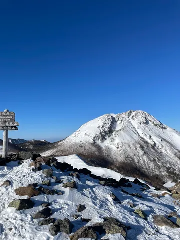雪化粧の山頂、澄み切った青空