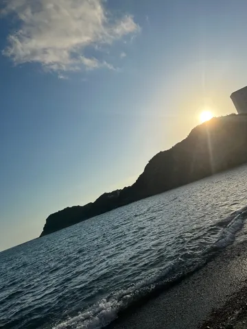 傾いた水平線と夕日