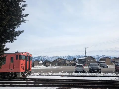 雪の駅に佇む赤い列車
