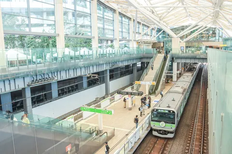 未来都市の駅、電車発車！