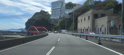海辺のドライブ、橋とホテル