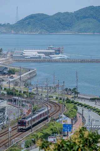 港と鉄道、そして山。