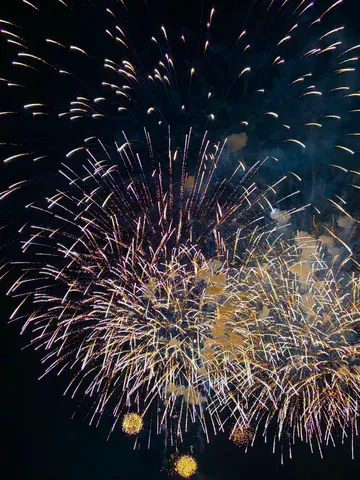 夜空を彩る花火の輪舞