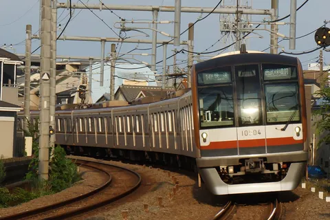 夕暮れ時の列車、旅情を誘う。