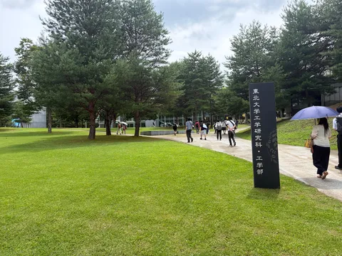 緑に囲まれた大学のキャンパス風景