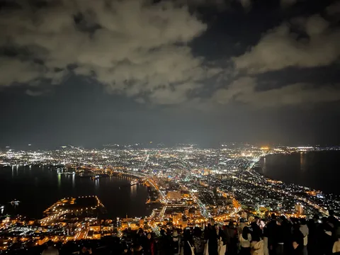 夜景に包まれる街