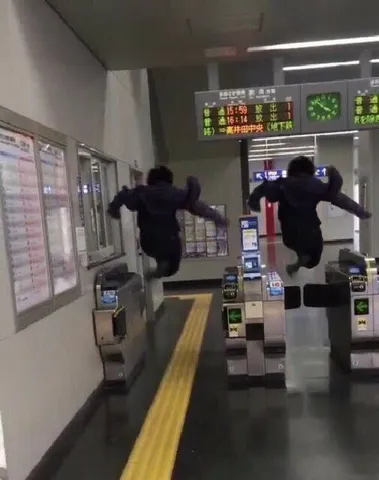 改札を飛び越える躍動感
