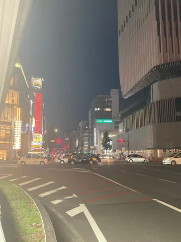 夜の交差点に灯る都市の鼓動