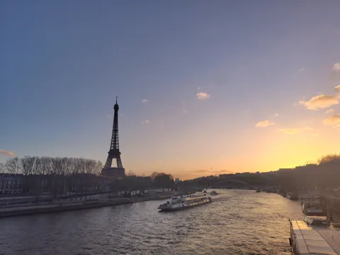 夕焼け空と、水上のランウェイ