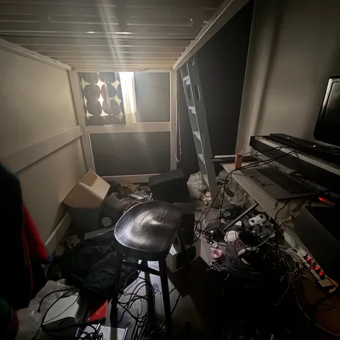 暗がりの部屋に潜む気配