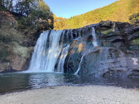 陽光きらめく滝のしぶき