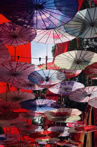 空を彩る和傘の万華鏡