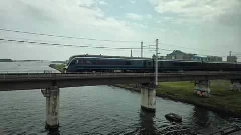 橋を渡る流線形列車
