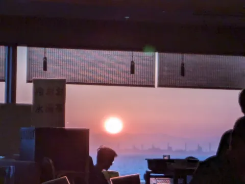 夕暮れ時の工場地帯と静かな時間
