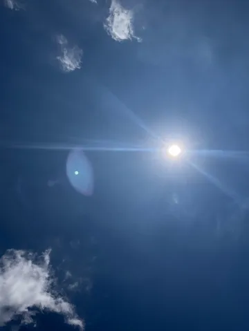 夏の青空、太陽とレンズフレア