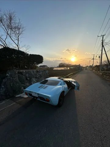 夕陽に佇む特別な一台