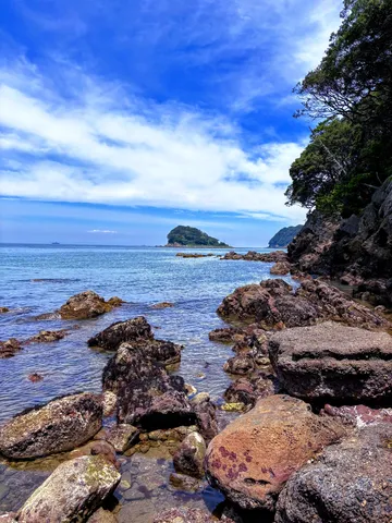 碧き海の岩場と夏の青空