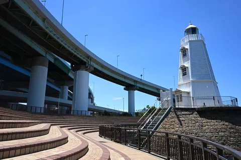 空と灯台、そして未来への道