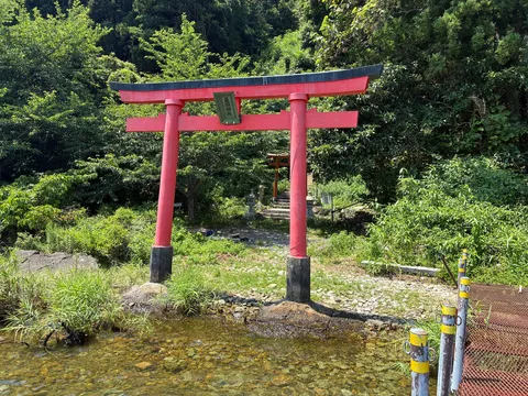 水辺に浮かぶ赤い鳥居
