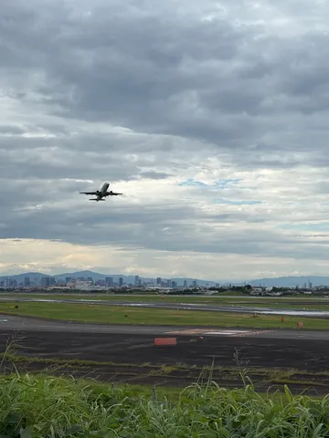 離陸の瞬間、広がる空と街