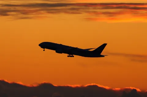 夕焼け空を飛ぶ飛行機