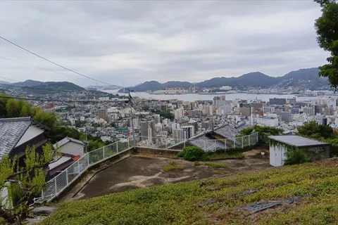 海と町を見渡す風景