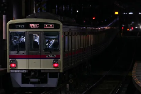 夜の窓越しに走る列車