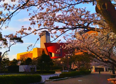 桜越しの赤い建築