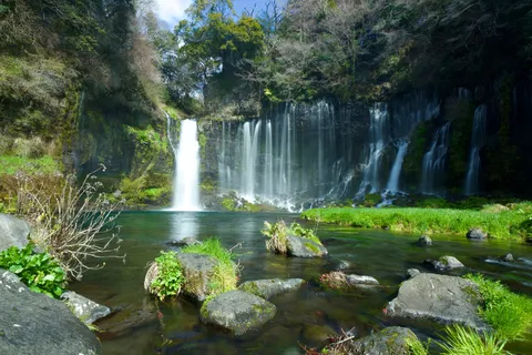 光と水が舞う清涼な景